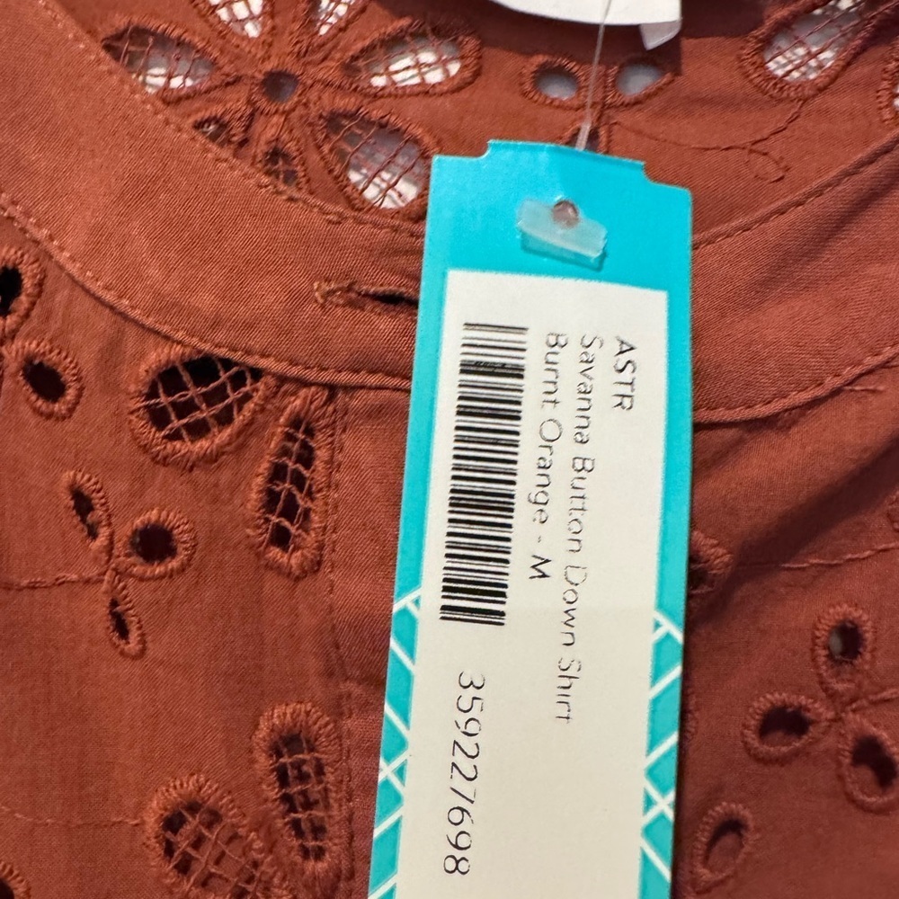 NWT ASTR THE LABEL Savanna Eyelet Button Up Top Size Medium - Picture 6 of 7